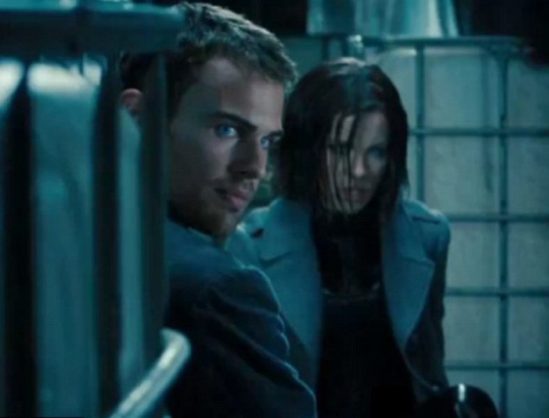  Kate Beckinsale a Theo James vo filme Underworld: Awakening